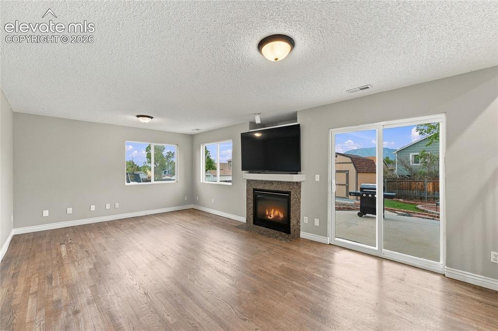 Image 15 of 36: Living Room
