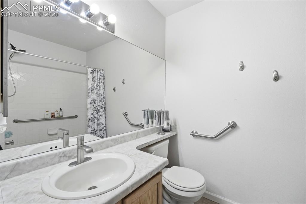 Image 13 of 18: Clean and functional full bathroom