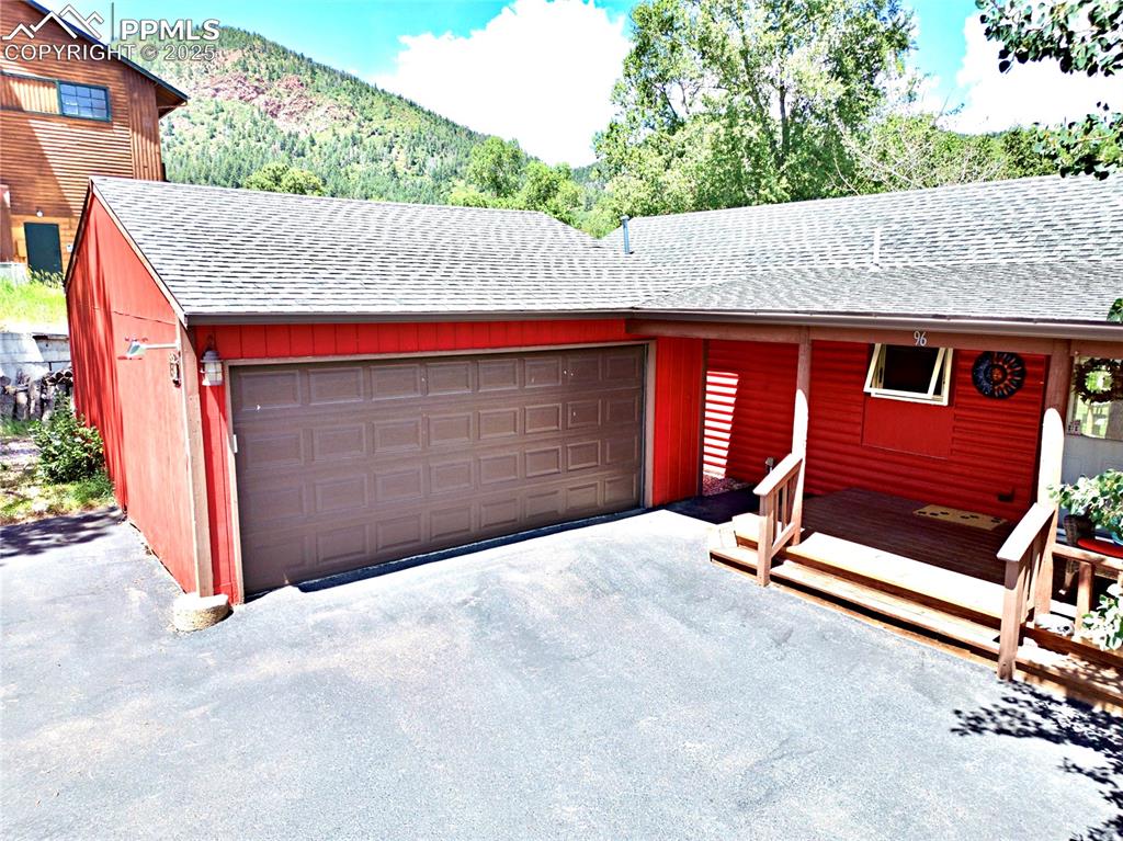 Image 19 of 36: Garage