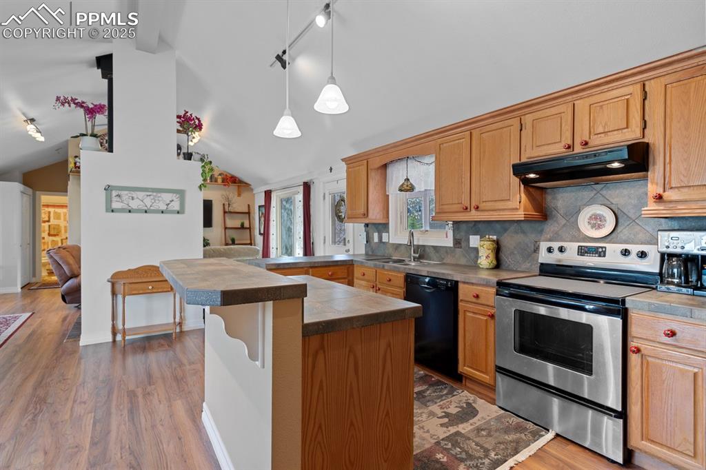 Image 3 of 36: Vaulted ceilings and open concept floor plan!