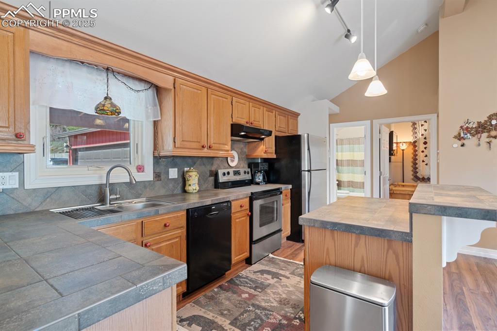Image 4 of 36: All appliances including Bosch dishwasher!