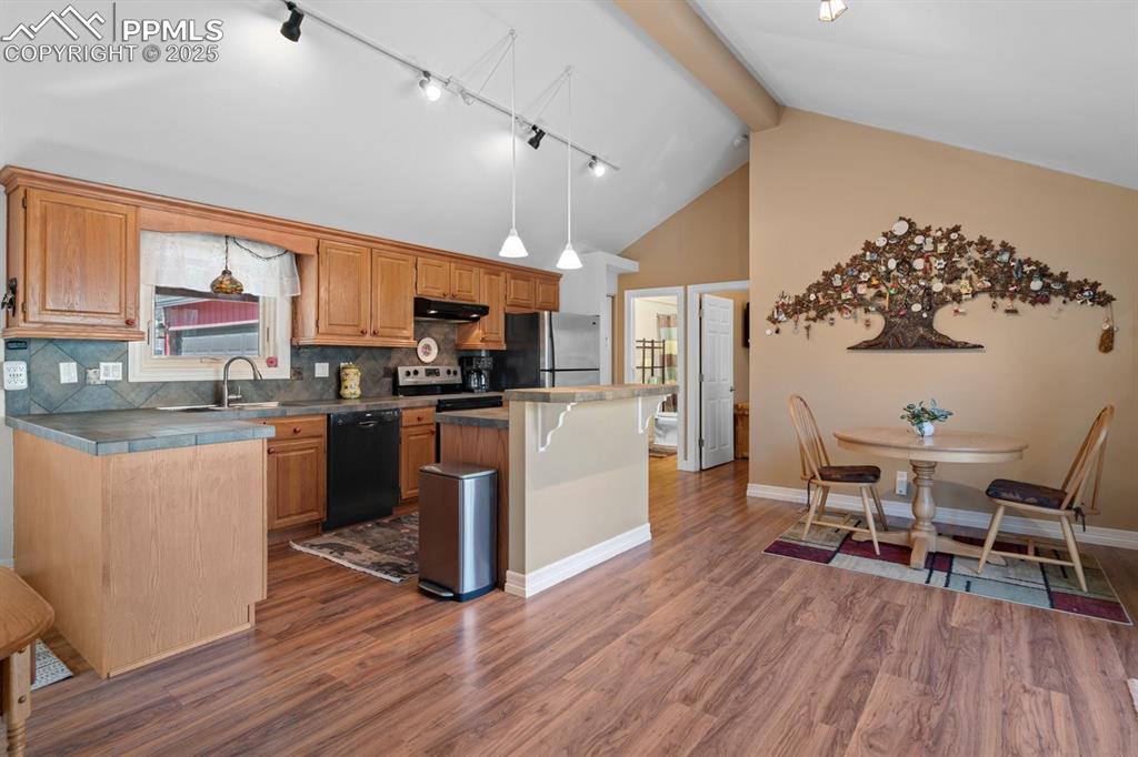 Image 6 of 36: Spacious dining area!