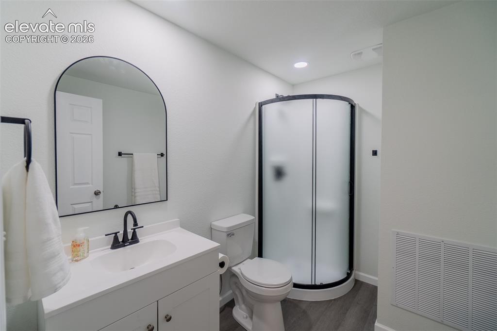 Image 35 of 48: Bathroom