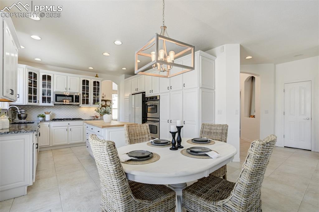 Image 11 of 50: Eat-in dining area for everyday use. 