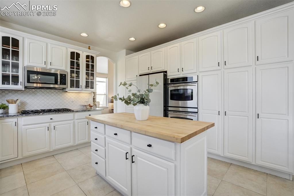 Image 5 of 50: This kitchen has the storage you