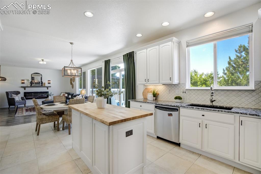Image 9 of 50: Kitchen effortlessly flows into the casual dining area and family room. 