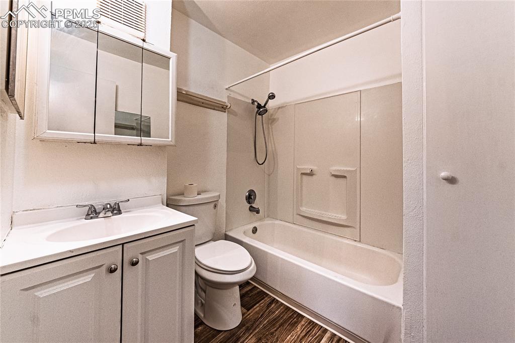 Image 24 of 30: Bathroom