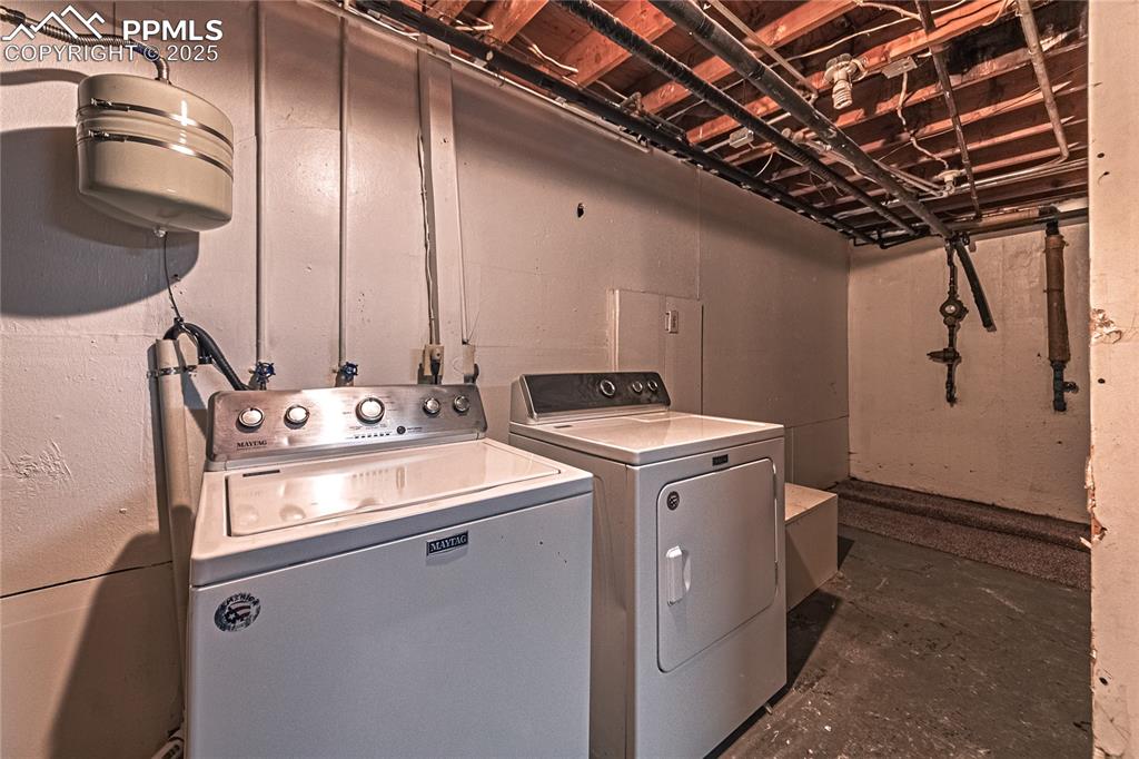 Image 28 of 30: Laundry