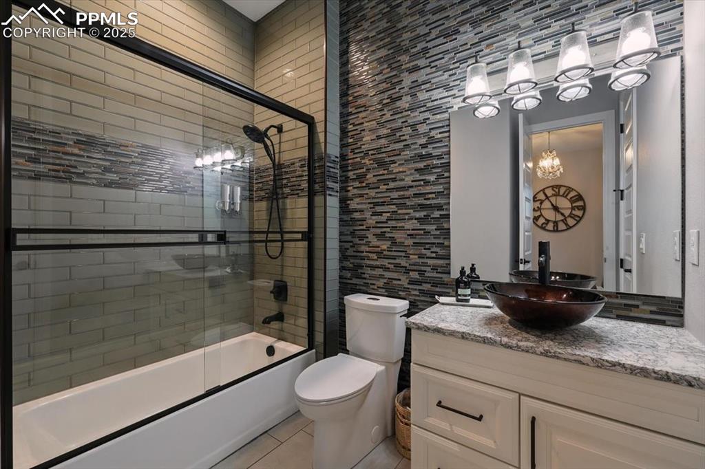 Image 36 of 43: Bathroom