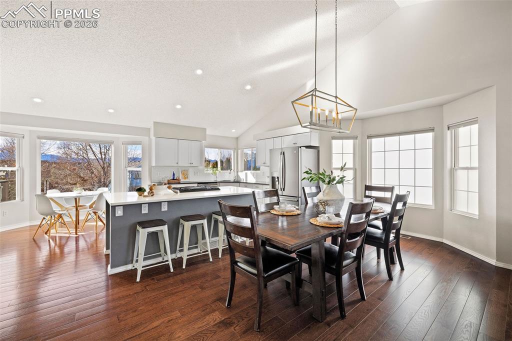 Image 10 of 49: Dining Area