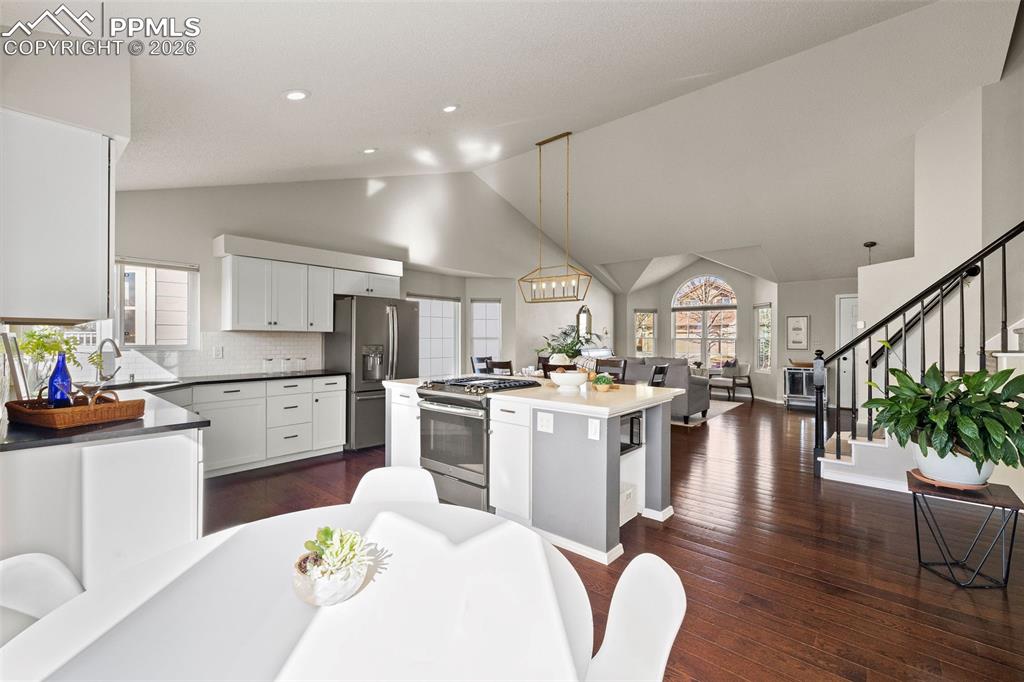 Image 13 of 49: Kitchen