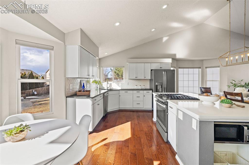 Image 14 of 49: Kitchen