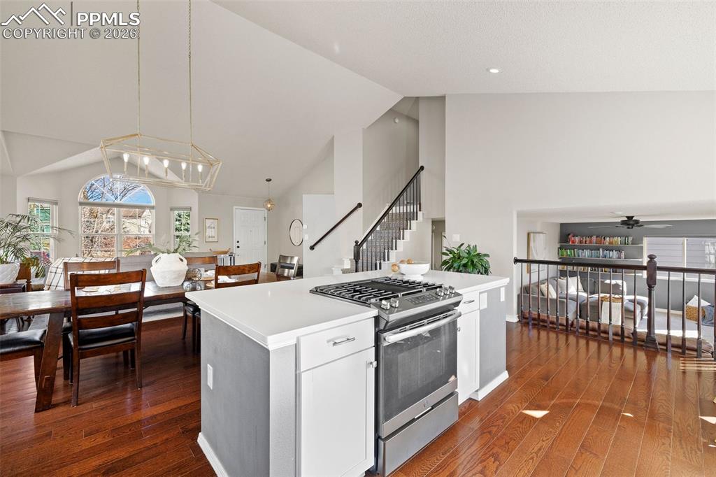 Image 15 of 49: Kitchen