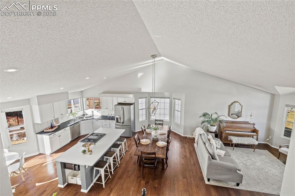 Image 21 of 49: Dining Area