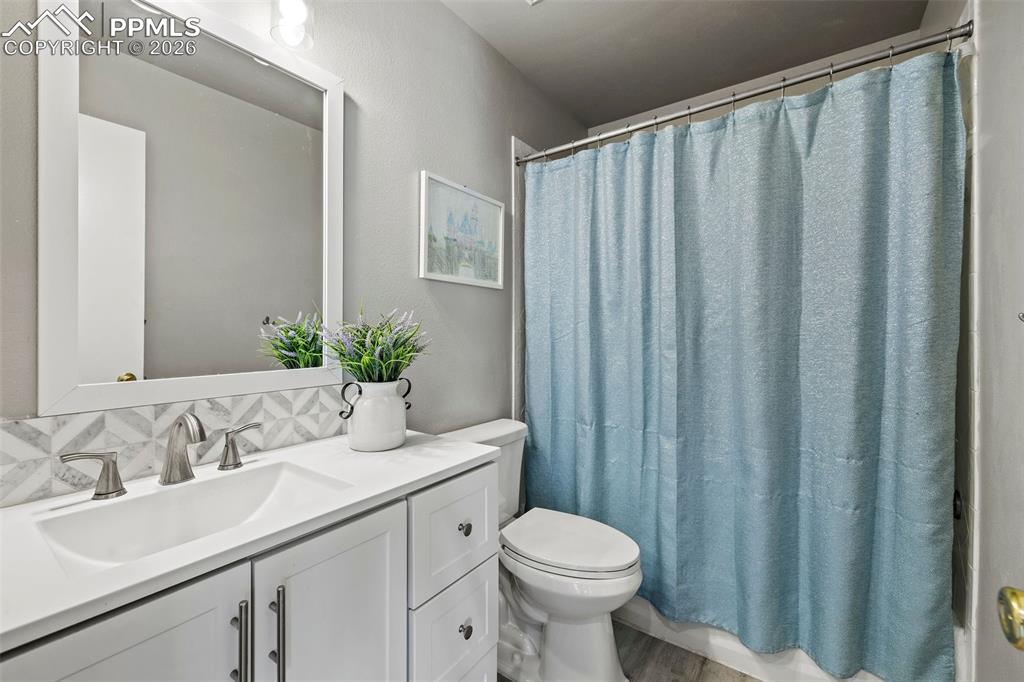 Image 29 of 49: Bathroom