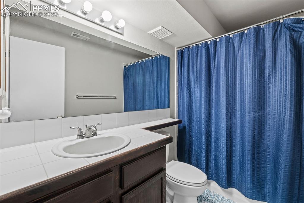 Image 33 of 49: Bathroom