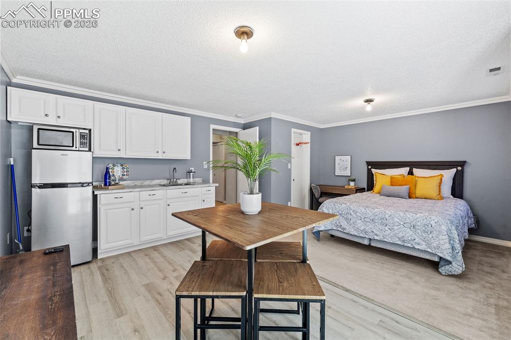 Image 35 of 49: Bedroom