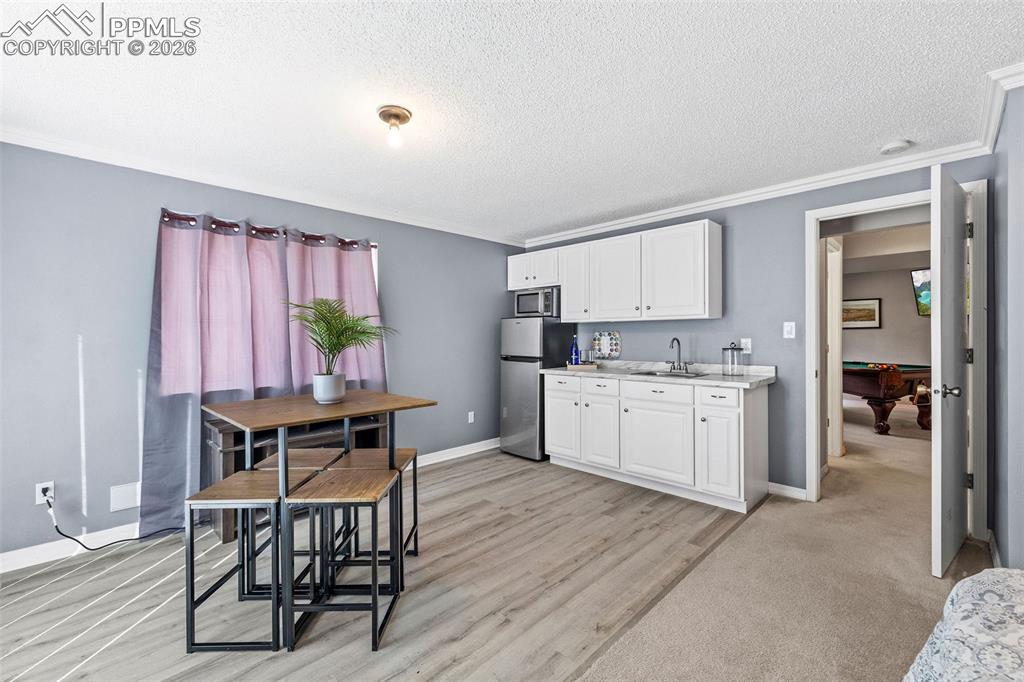 Image 36 of 49: Kitchen