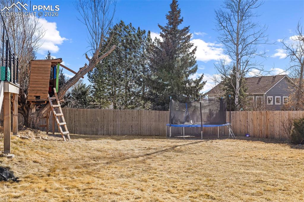 Image 40 of 49: Yard