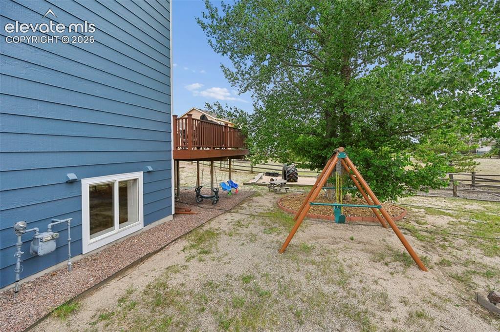 Image 46 of 49: Spacious backyard