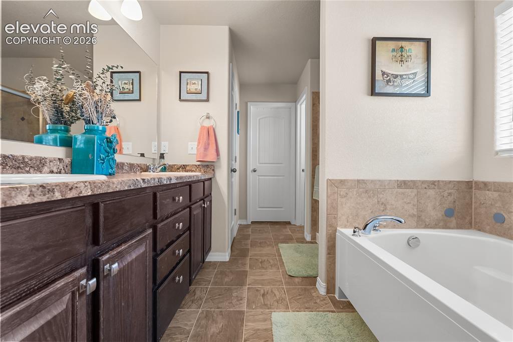 Image 19 of 37: Bathroom