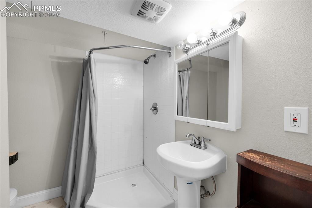 Image 30 of 35: Laundry