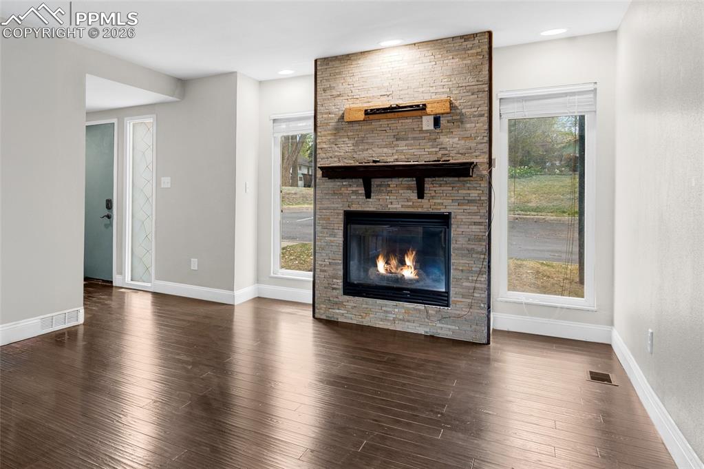 Image 5 of 35: Entry