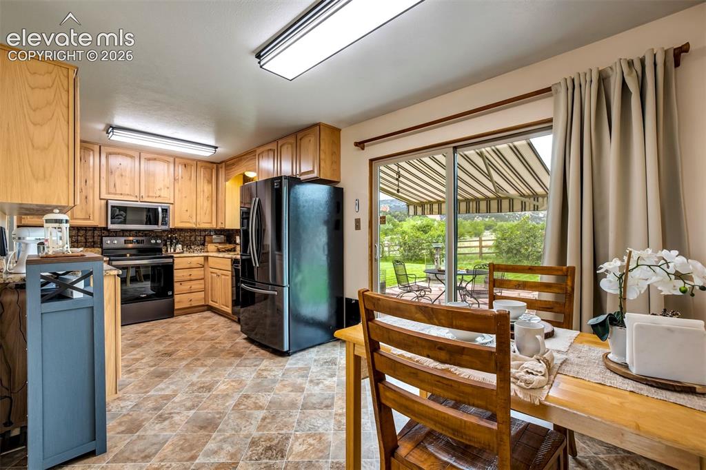 Image 13 of 50: Kitchen
