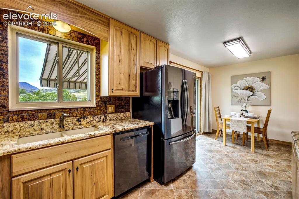 Image 15 of 50: Kitchen