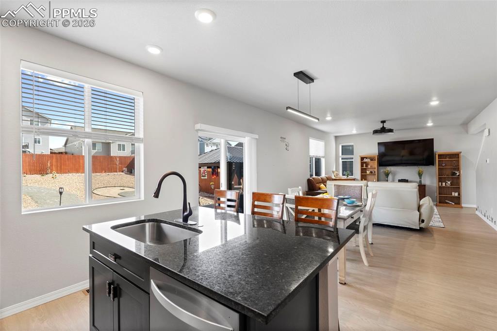 Image 15 of 50: Kitchen