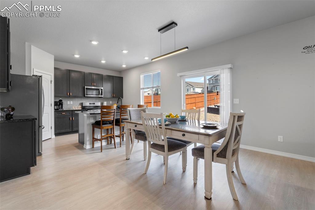 Image 8 of 50: Dining Area