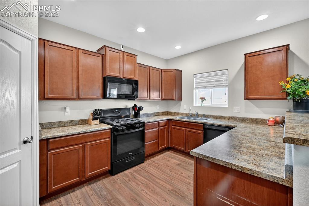 Image 13 of 29: Kitchen