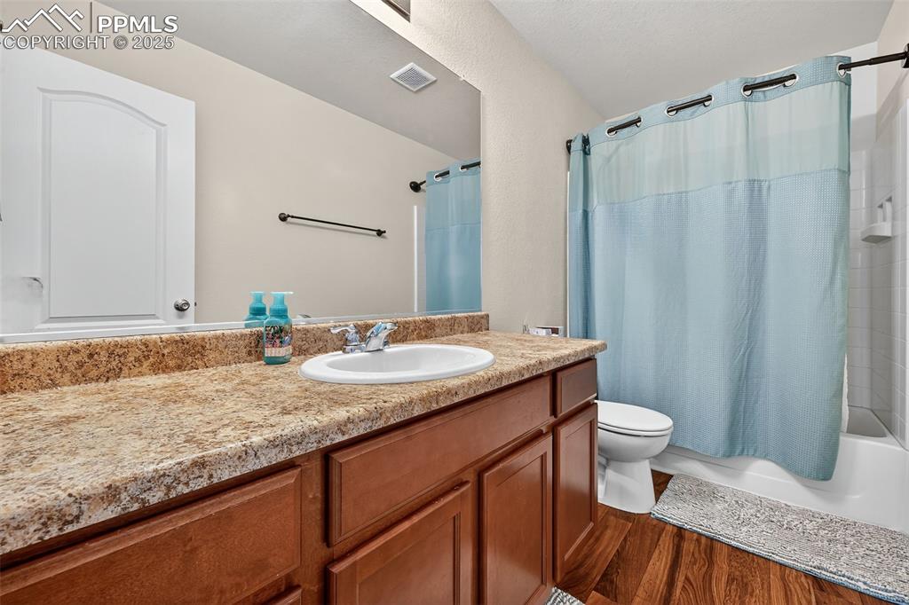 Image 22 of 29: Bathroom