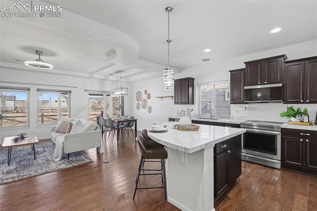 Image 15 of 50: Kitchen