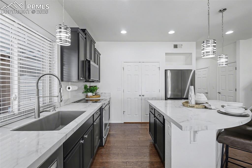 Image 17 of 50: Kitchen