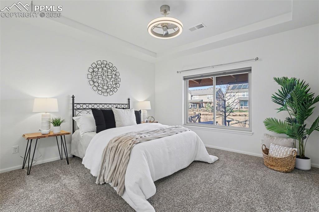 Image 19 of 50: Bedroom