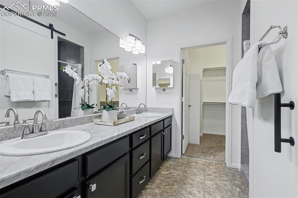 Image 21 of 50: Bathroom