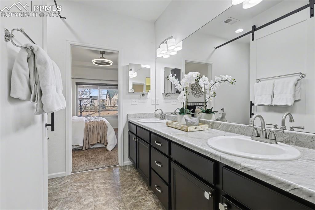 Image 22 of 50: Bathroom