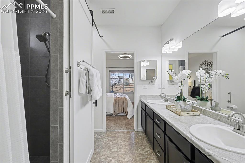 Image 23 of 50: Bathroom