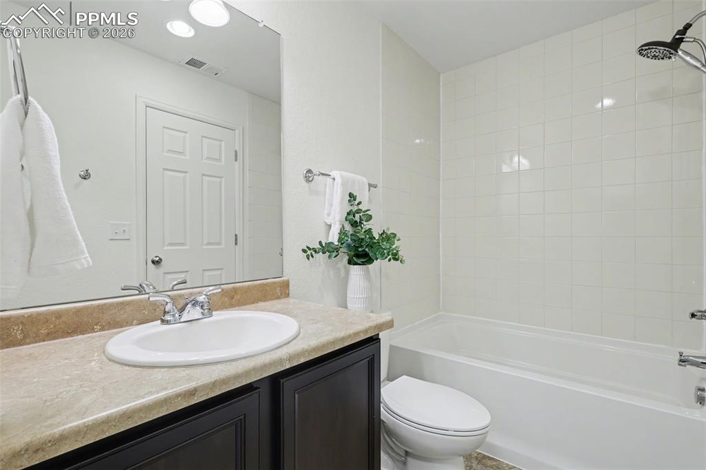 Image 32 of 50: Bathroom