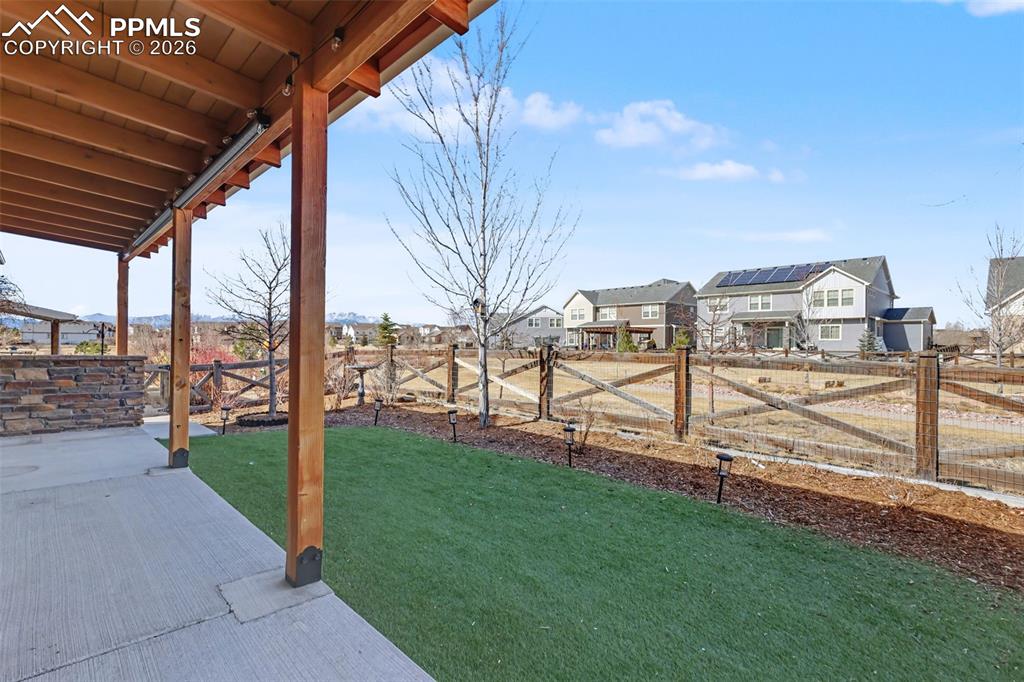 Image 36 of 50: Yard