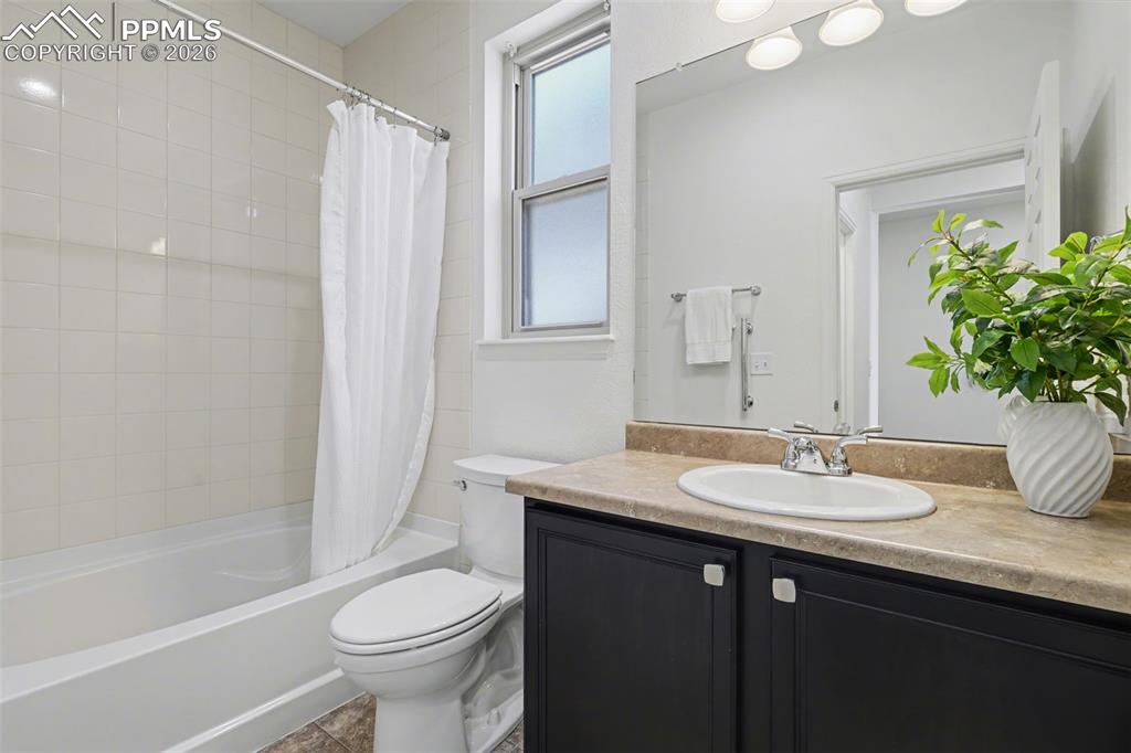 Image 8 of 50: Bathroom