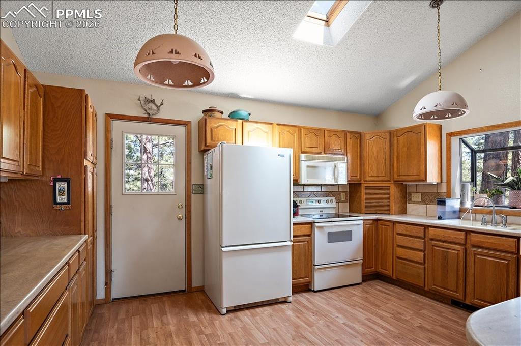 Image 10 of 47: Kitchen