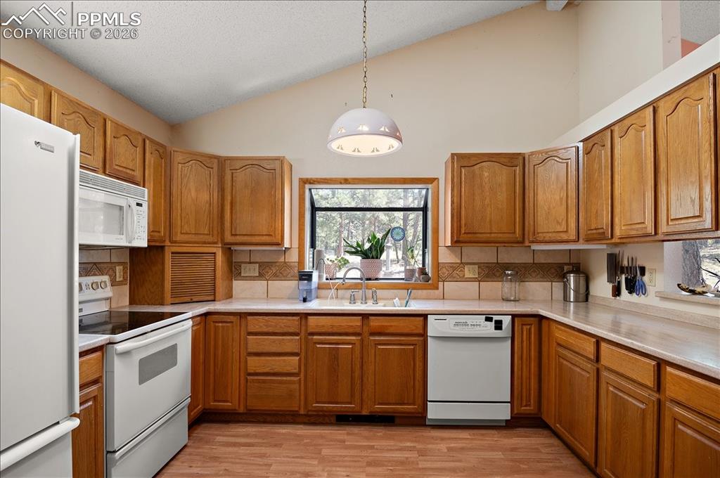 Image 12 of 47: Kitchen