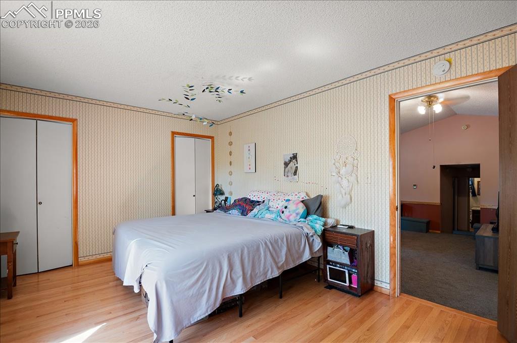 Image 18 of 47: Bedroom