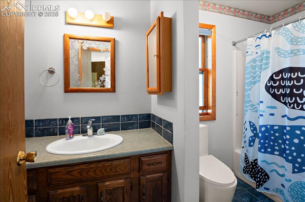 Image 20 of 47: Bathroom