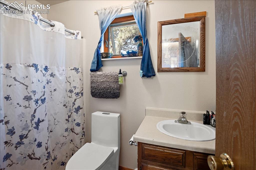 Image 22 of 47: Bathroom