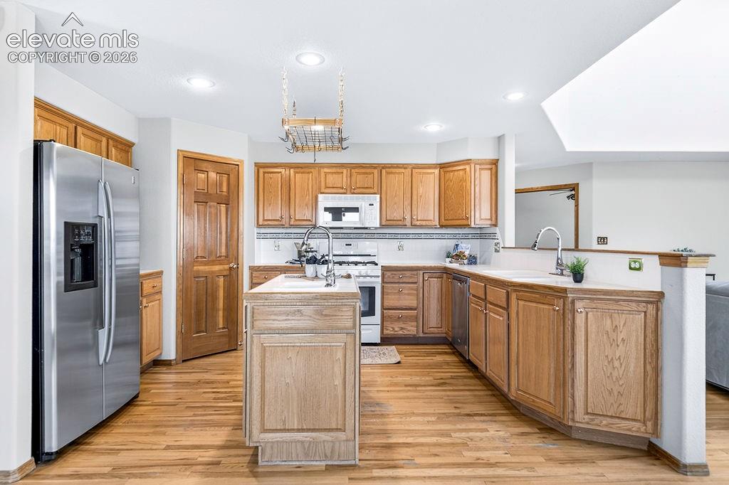 Image 16 of 50: Kitchen