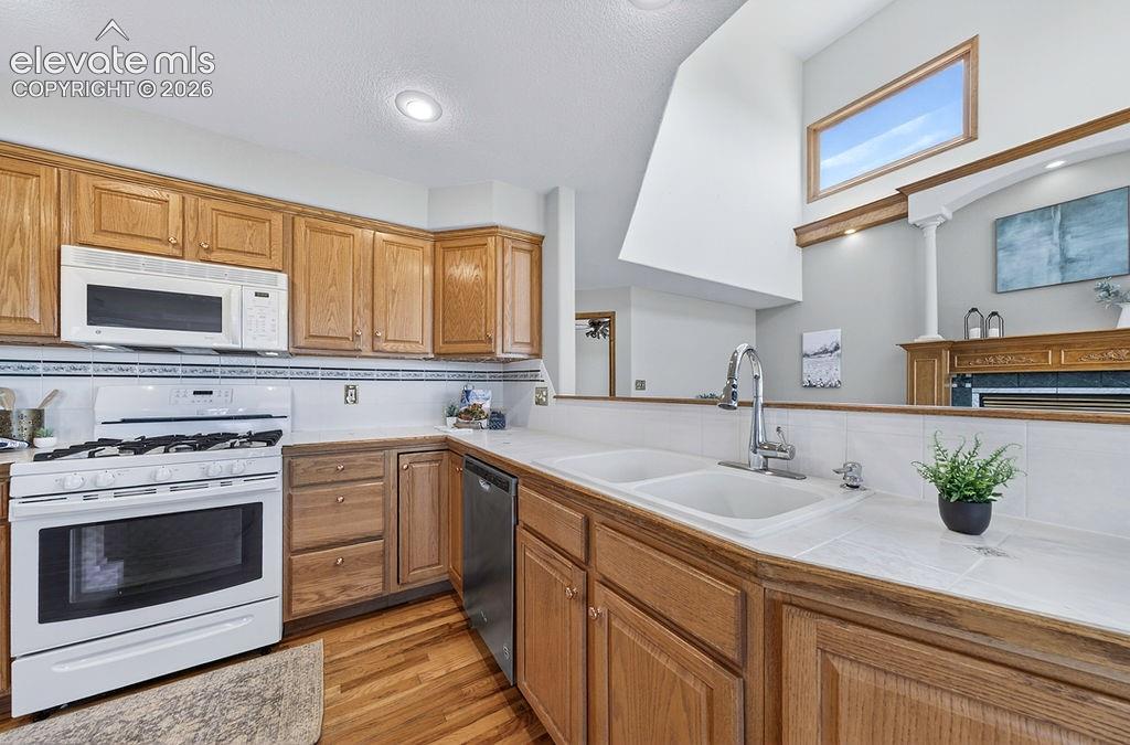 Image 17 of 50: Kitchen