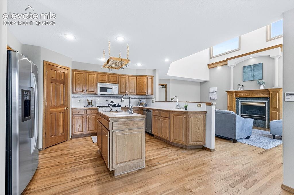 Image 18 of 50: Kitchen